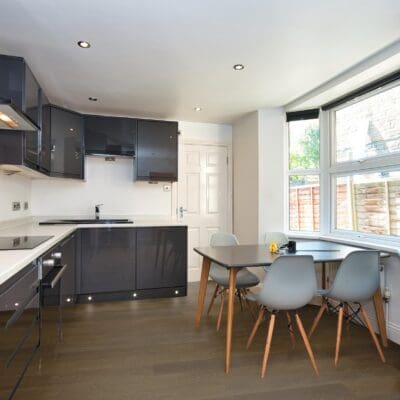 C802 Hurlingham Brown Kitchen: A modern kitchen with Pro-Tek™ Hurlingham Brown flooring, emphasizing its rich brown tones and seamless integration with the interior design.